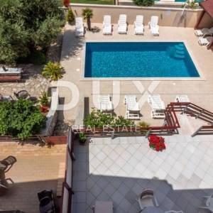 ISTRA, PEROJ - Atraktivna apartmanska kuća s bazenom i pogledom na more!