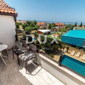 ISTRA, PEROJ - Atraktivna apartmanska kuća s bazenom i pogledom na more!