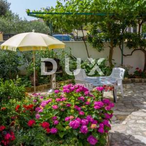 ISTRA, PEROJ - Atraktivna apartmanska kuća s bazenom i pogledom na more!