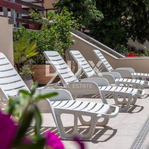 ISTRA, PEROJ - Atraktivna apartmanska kuća s bazenom i pogledom na more!