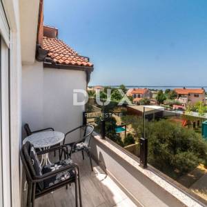 ISTRA, PEROJ - Atraktivna apartmanska kuća s bazenom i pogledom na more!