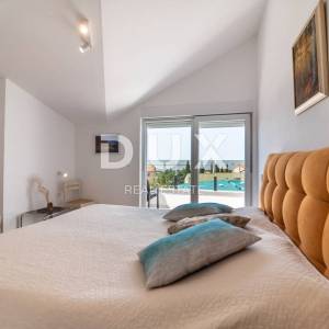 ISTRA, PEROJ - Atraktivna apartmanska kuća s bazenom i pogledom na more!