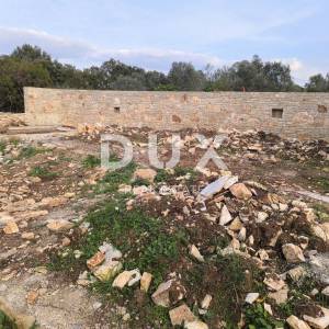 ISTRA, PEROJ - Vikend zemljište s ruševinom ograđeno suhozidom