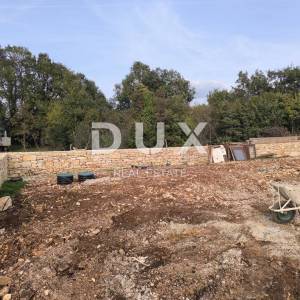 ISTRA, PEROJ - Vikend zemljište s ruševinom ograđeno suhozidom