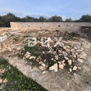 ISTRA, PEROJ - Vikend zemljište s ruševinom ograđeno suhozidom
