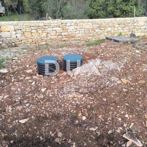ISTRA, PEROJ - Vikend zemljište s ruševinom ograđeno suhozidom