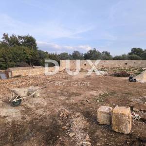 ISTRA, PEROJ - Vikend zemljište s ruševinom ograđeno suhozidom