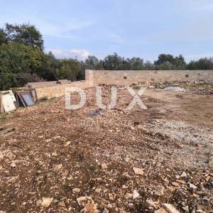 ISTRA, PEROJ - Vikend zemljište s ruševinom ograđeno suhozidom