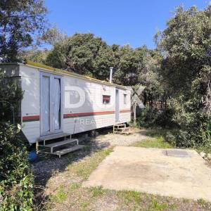 ISTRA, PERUŠKI - Zemljište 2. red do mora s kamp kućicom, solarne, voda, septička