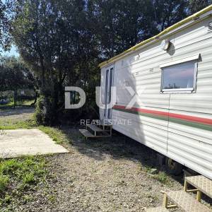 ISTRA, PERUŠKI - Zemljište 2. red do mora s kamp kućicom, solarne, voda, septička