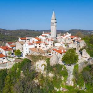 ISTRA, PIĆAN - 3 kuće u nizu za adaptaciju s vrtom, panoramski pogled, prilika!