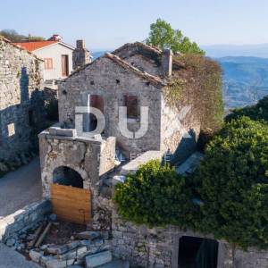 ISTRA, PIĆAN - 3 kuće u nizu za adaptaciju s vrtom, panoramski pogled, prilika!