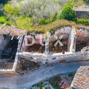 ISTRA, PIĆAN - 3 kuće u nizu za adaptaciju s vrtom, panoramski pogled, prilika!