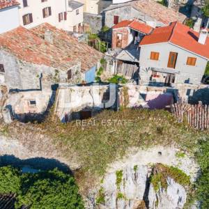 ISTRA, PIĆAN - 3 kuće u nizu za adaptaciju s vrtom, panoramski pogled, prilika!