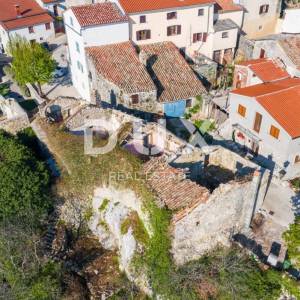 ISTRA, PIĆAN - 3 kuće u nizu za adaptaciju s vrtom, panoramski pogled, prilika!