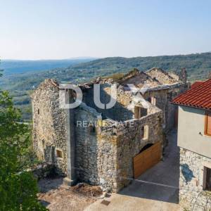 ISTRA, PIĆAN - 3 kuće u nizu za adaptaciju s vrtom, panoramski pogled, prilika!