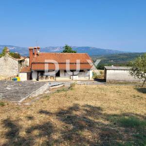 ISTRA, PIĆAN - Imanje s više objekata i velikom okućnicom