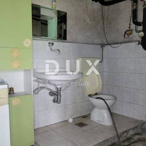ISTRA, PIĆAN - Samostojeća kamena kuća s velikom okućnicom