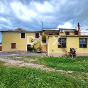 ISTRA, PIĆAN - Samostojeća kamena kuća s velikom okućnicom