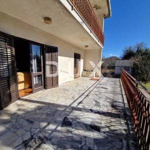 ISTRA, PIĆAN - Samostojeća kuća na prostranom građevinskom zemljištu