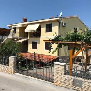 ISTRA, PJEŠČANA UVALA - Apartmanska kuća na tri etaže, 250 m od mora! 