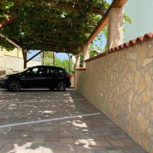 ISTRA, PJEŠČANA UVALA - Apartmanska kuća na tri etaže, 250 m od mora! 