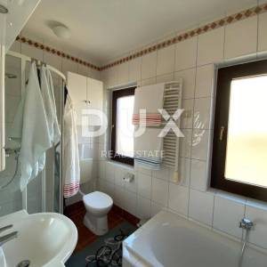 ISTRA, PJEŠČANA UVALA - Apartmanska kuća na tri etaže, 250 m od mora! 