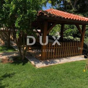 ISTRA, PJEŠČANA UVALA - Apartmanska kuća na tri etaže, 250 m od mora! 