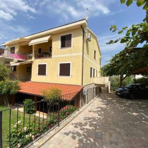 ISTRA, PJEŠČANA UVALA - Apartmanska kuća na tri etaže, 250 m od mora! 