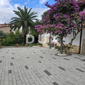 ISTRA, PJEŠČANA UVALA - Prekrasna apartmanska vila na par koraka do plaže!