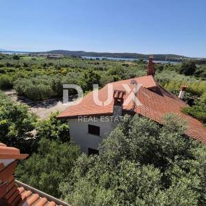 ISTRA, POMER - Dvije kuće okružene maslinicima i šumom s pogledom na more 