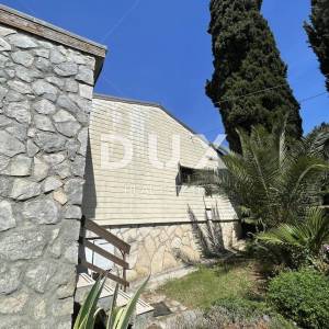 ISTRA, POMER- Komadić raja sa kućom i bazenom! Prvi red do mora!