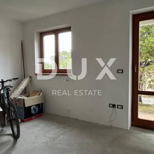 ISTRA, POMER - samostojeća kuća 250m2 s garažom i okućnicom, 150m od mora