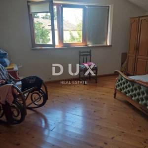 ISTRA, POMER - samostojeća kuća 250m2 s garažom i okućnicom, 150m od mora