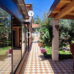 ISTRA, POMER Zanimljiva kuća s četiri apartmana!