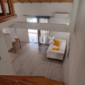ISTRA, POMER Zanimljiva kuća s četiri apartmana!