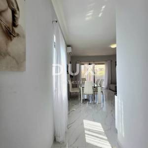 ISTRA, POREČ - 2SS+DB obnovljen stan na atraktivnoj lokaciji, svega 600m od uređenih plaža i šetališta