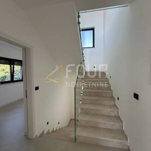 Istra, Poreč, 3s+db, 141.38m2 s okućnicom - novogradnja