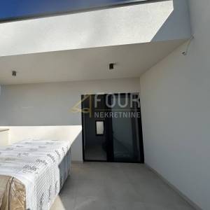 Istra, Poreč, 3s+db, 141.38m2 s okućnicom - novogradnja