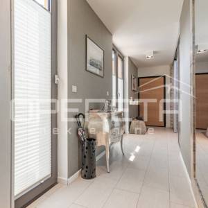 Istra, Poreč centar - Atraktivan penthouse 110 m2 s pogledom na more i garažom