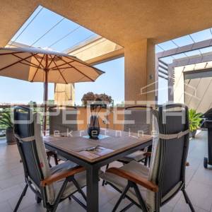 Istra, Poreč centar - Atraktivan penthouse 110 m2 s pogledom na more i garažom