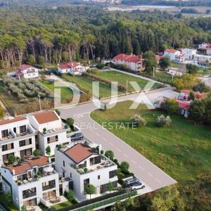 ISTRA, POREČ - Dvojna novogradnja s vrtom, 2.5 km od mora