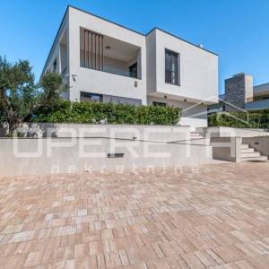 ISTRA, POREČ - Elegantna i Potpuno Opremljena Vila na Periferiji Poreča