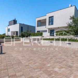 ISTRA, POREČ - Elegantna i Potpuno Opremljena Vila na Periferiji Poreča