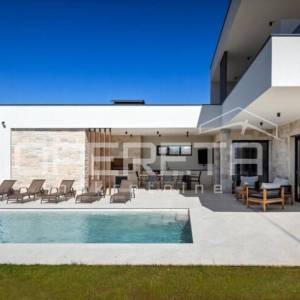 ISTRA, POREČ - Elegantna i Potpuno Opremljena Vila na Periferiji Poreča