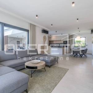 ISTRA, POREČ - Elegantna i Potpuno Opremljena Vila na Periferiji Poreča