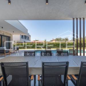 ISTRA, POREČ - Elegantna i Potpuno Opremljena Vila na Periferiji Poreča
