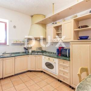 ISTRA, POREČ - Kuća sa bazenom i uređenom okućnicom