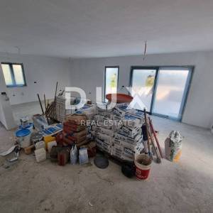 ISTRA, POREČ - Kuća u izgradnji sa dva stana i bazenom