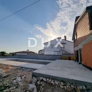 ISTRA, POREČ - Kuća u izgradnji sa dva stana i bazenom